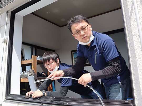 先輩と一緒に窓の取り付けを開始します